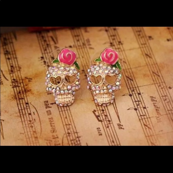 VINTAGE RHINESTONE CRYSTAL SKULL STUD EARRINGS - Picture 4 of 6